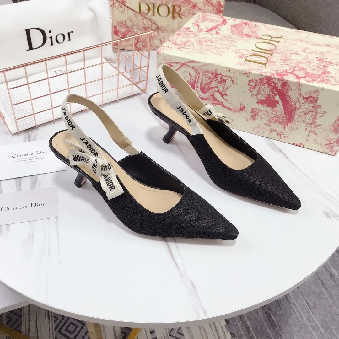 👟👟Ex-factory price 480👟👟 Women's shoes, women's clothing, special material 👟👟Ex-factory price 400👠👠👟👟 👟👟 Dior's popular sandals are new🔥 🔥 The same style of the year's most popular Internet celebrities and celebrities💁 💁. The fabric is imported; calf patent leather (special material), the lining and feet are made of calf leather lining🐑. Original molded heel, heel height 10Cm 6.5cm💘 flat bottom 1.5cm, original molded metal outsole with five-pointed star LOGO mark👟👟. Original bow, 💅 Italian leather outsole. 👄💋 Full set of packaging (clamshell box, cloth bag, card, invoice, one-to-one wrapping paper) 34 40 41 customized